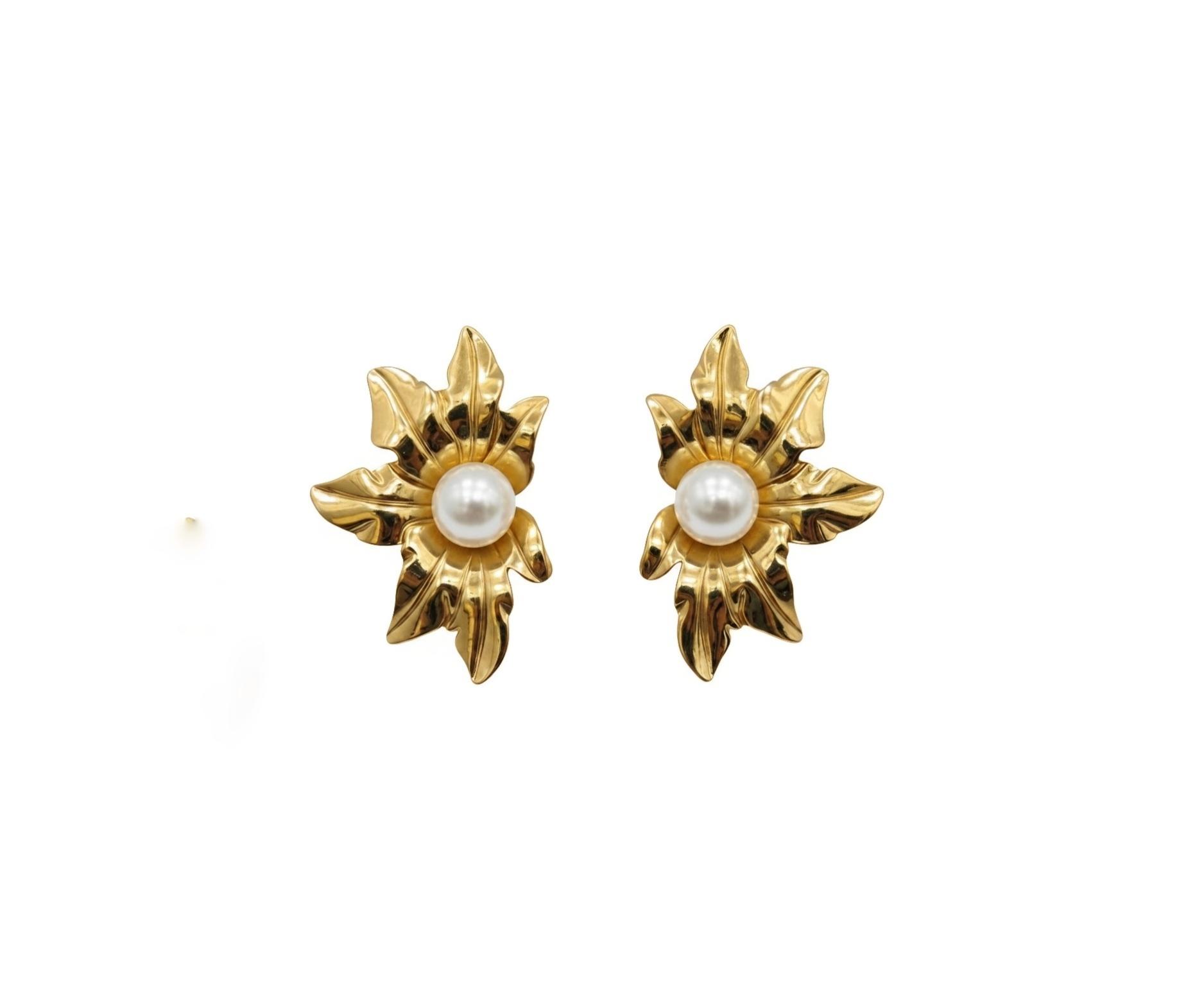 Golden Leaf Pearl Center Studs
